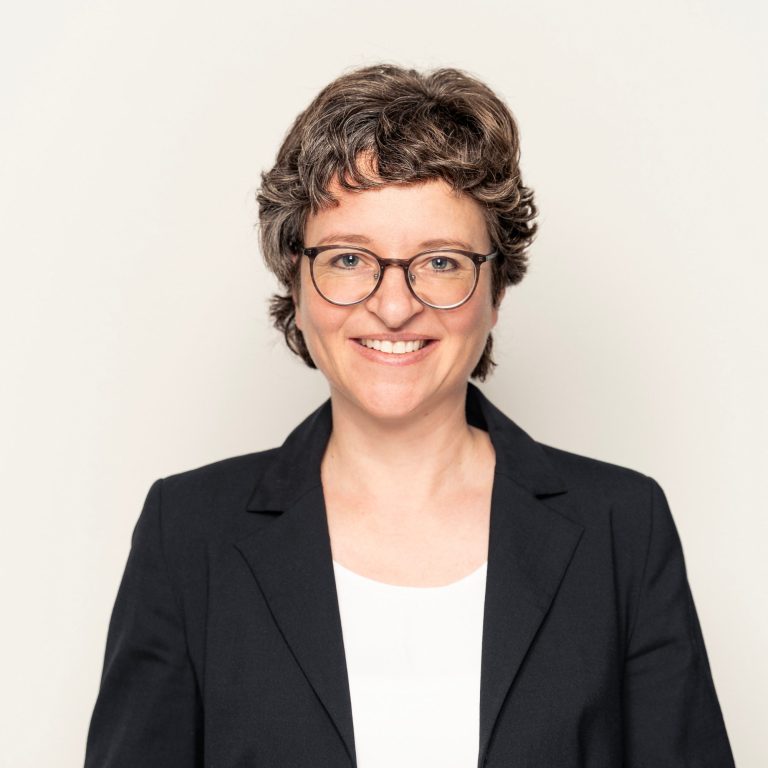 Anne Breitenberger Porträt-Foto von Anne Breitenberger, schaut lächelnd in die Kamera